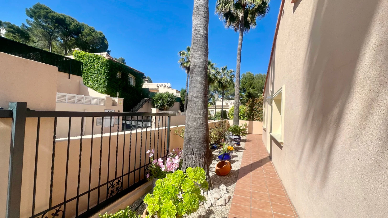 Villa te koop in Alcalali: modern, in perfecte staat, ruim hoekperceel