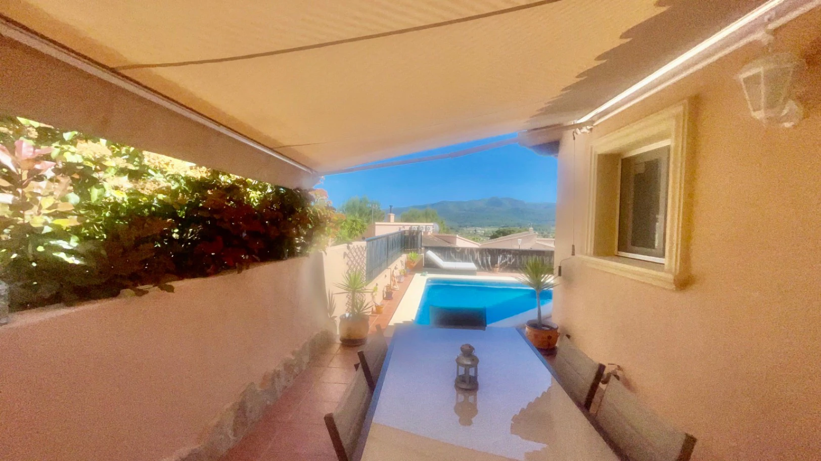 Villa te koop in Alcalali: modern, in perfecte staat, ruim hoekperceel