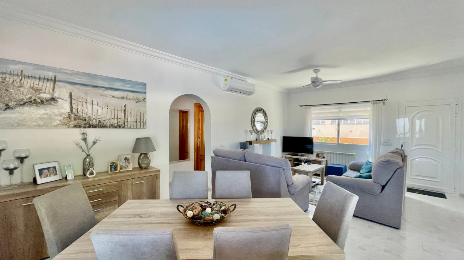 Villa te koop in Alcalali: modern, in perfecte staat, ruim hoekperceel