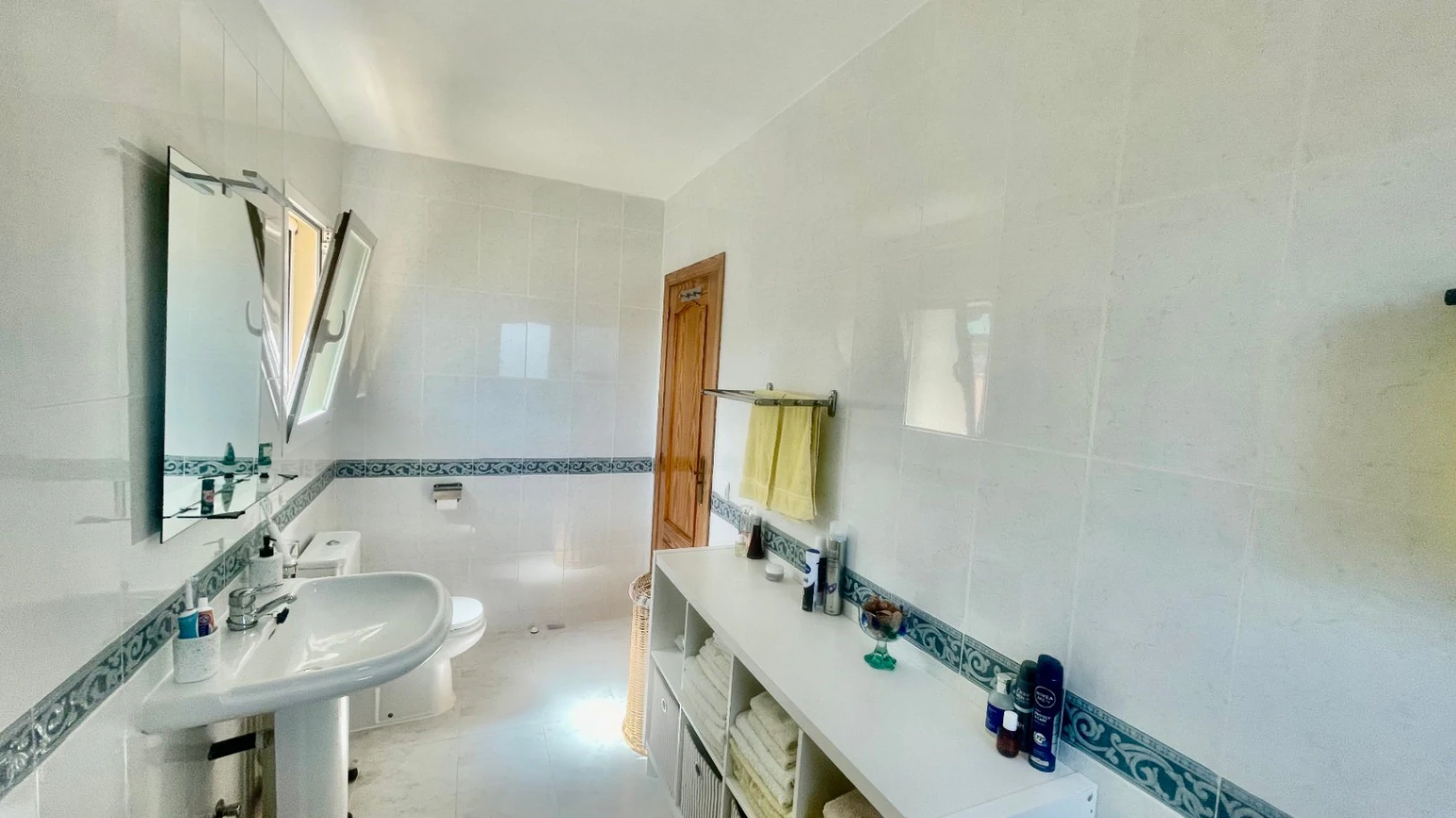 Villa te koop in Alcalali: modern, in perfecte staat, ruim hoekperceel
