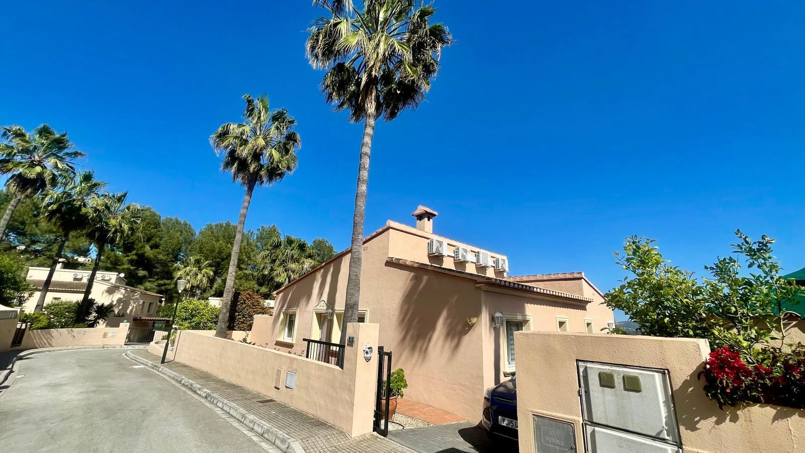 Villa te koop in Alcalali: modern, in perfecte staat, ruim hoekperceel