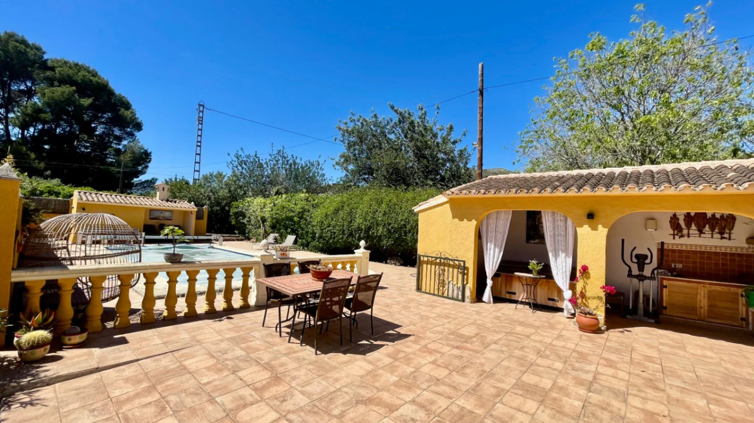 Villa en venta en Jalón: parcela llana y espaciosa, en una zona tranquila