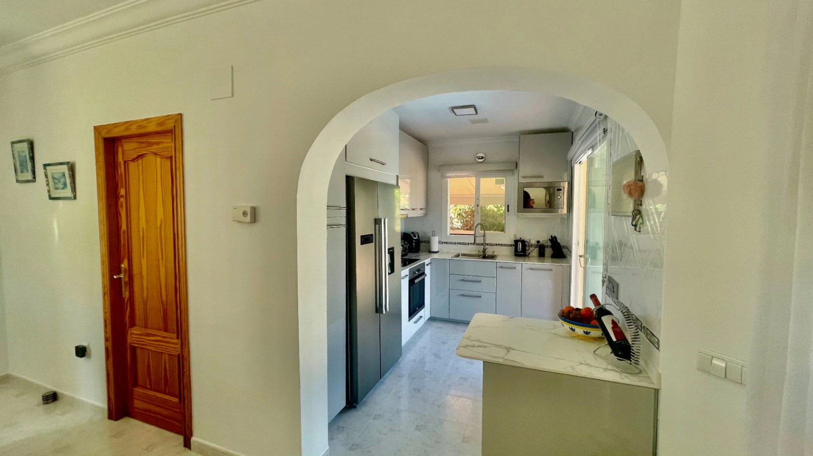 Villa te koop in Alcalali: modern, in perfecte staat, ruim hoekperceel