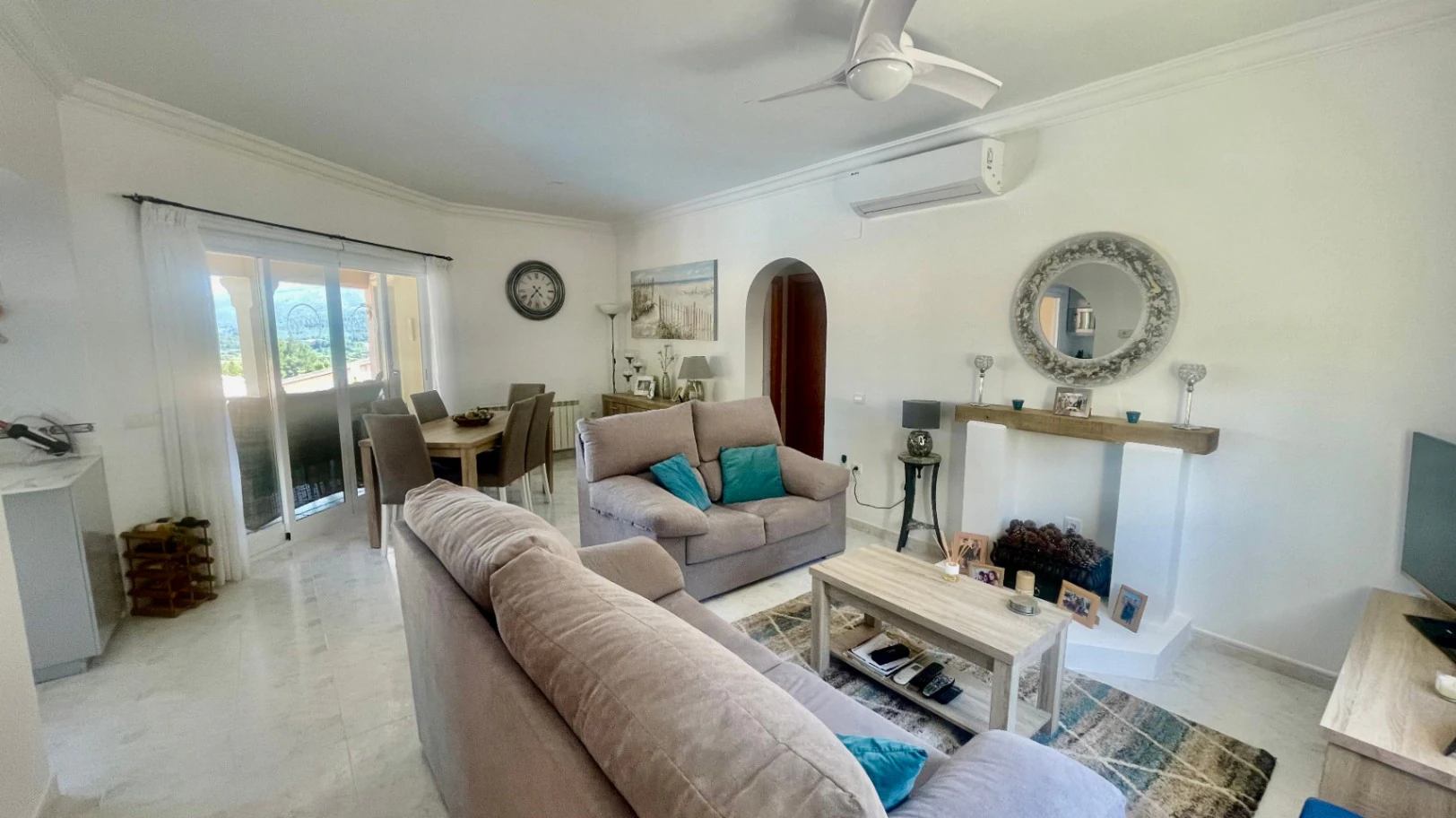 Villa te koop in Alcalali: modern, in perfecte staat, ruim hoekperceel