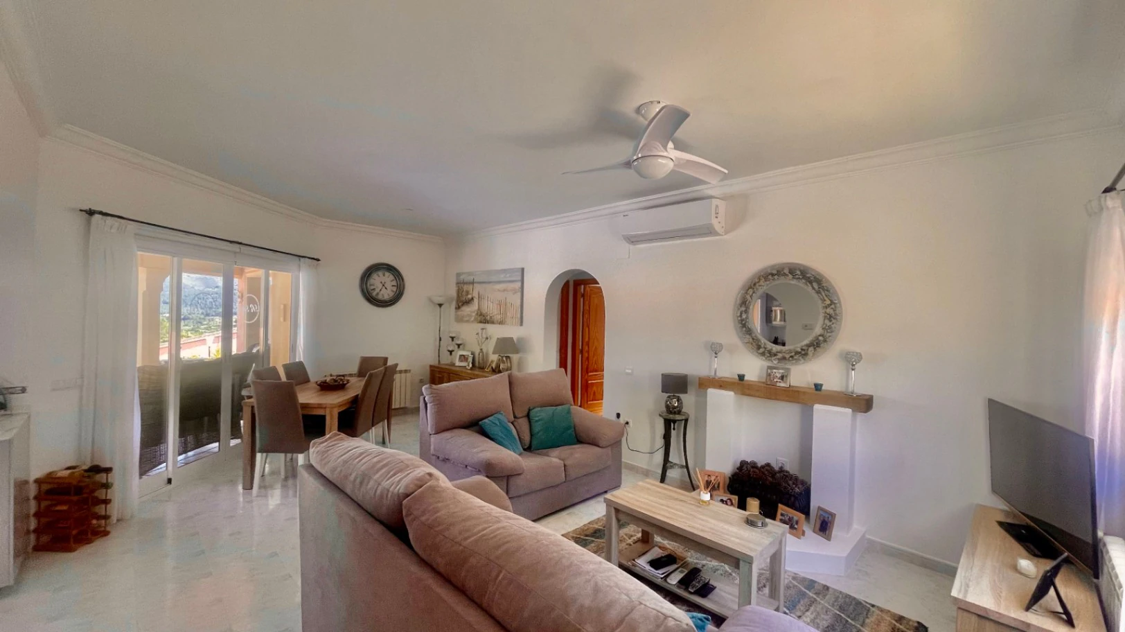 Villa te koop in Alcalali: modern, in perfecte staat, ruim hoekperceel