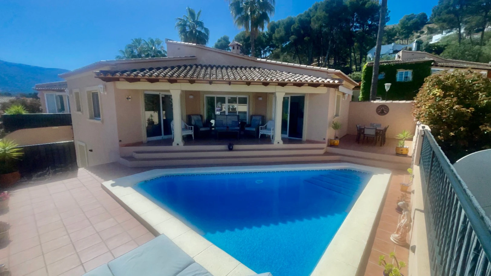 Villa te koop in Alcalali: modern, in perfecte staat, ruim hoekperceel