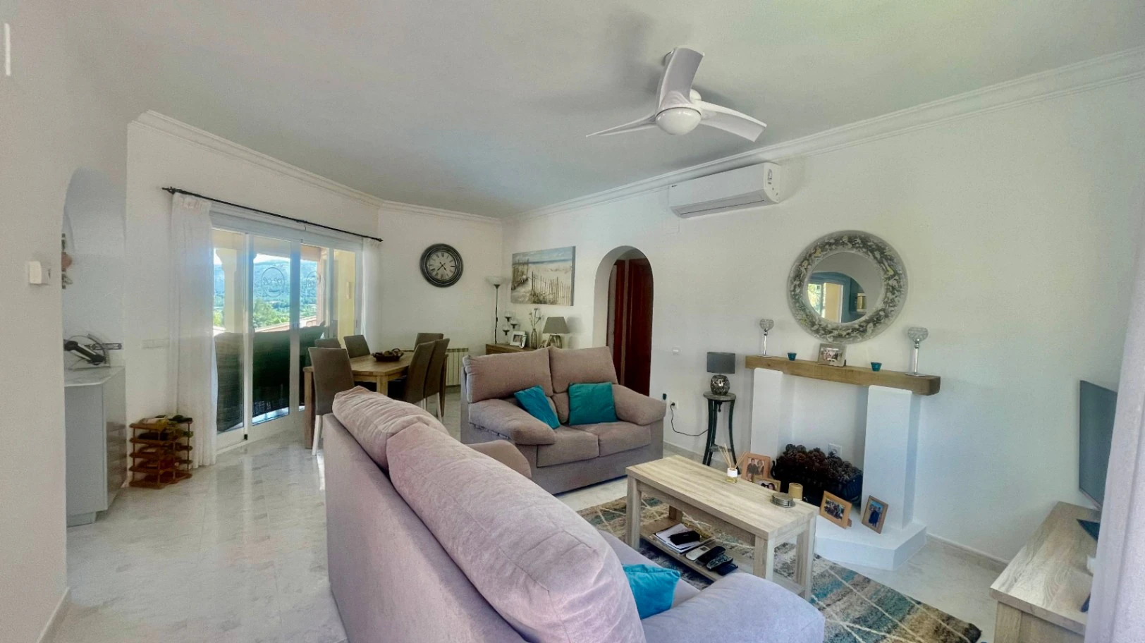 Villa te koop in Alcalali: modern, in perfecte staat, ruim hoekperceel