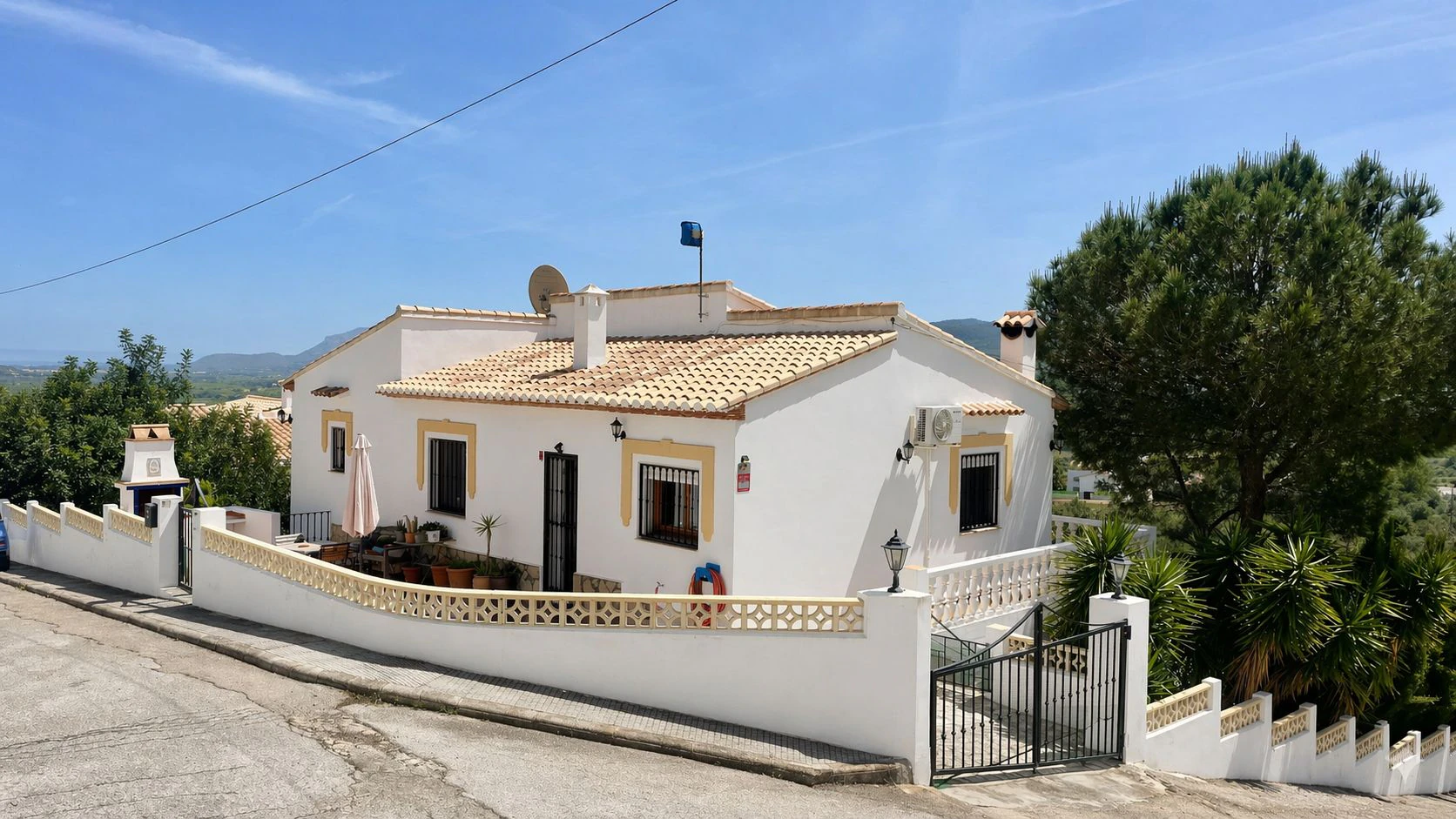 Villa à vendre à Tormos : vue imprenable, appartement d'amis