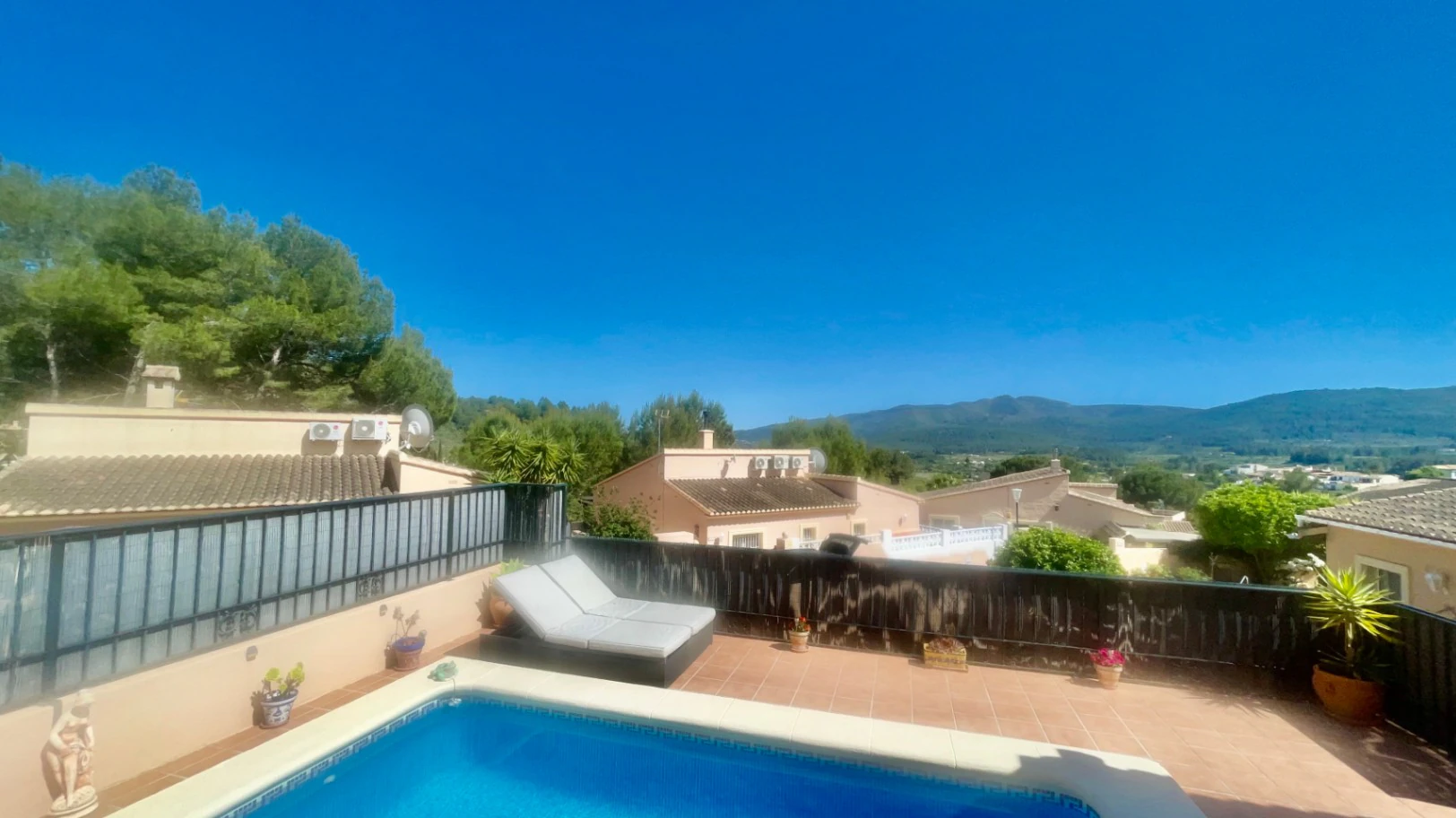Villa te koop in Alcalali: modern, in perfecte staat, ruim hoekperceel