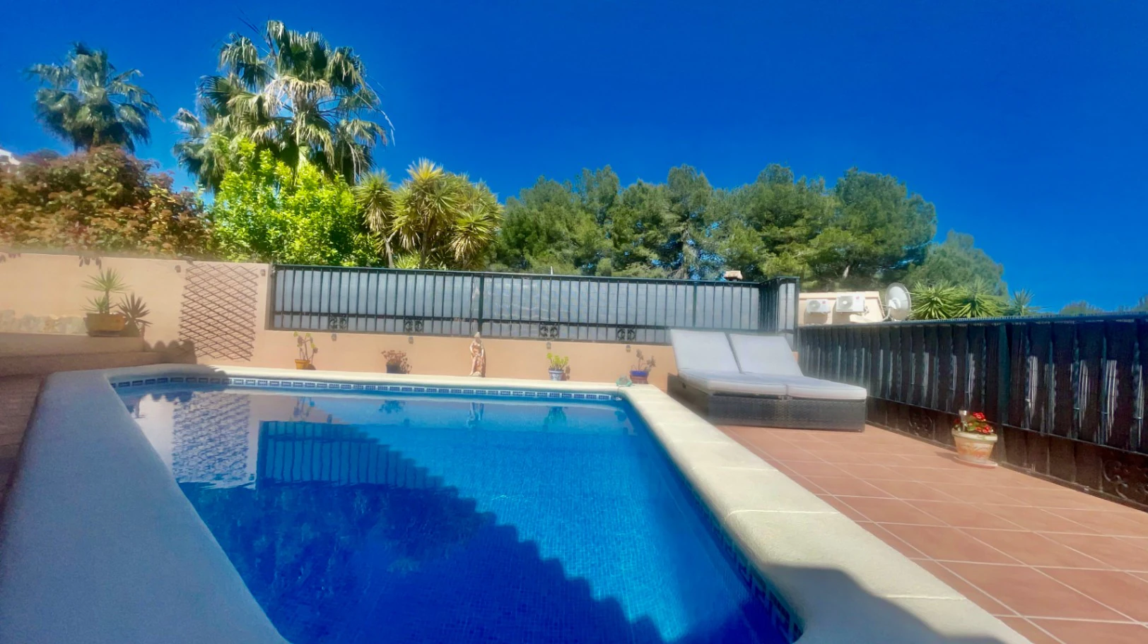 Villa te koop in Alcalali: modern, in perfecte staat, ruim hoekperceel