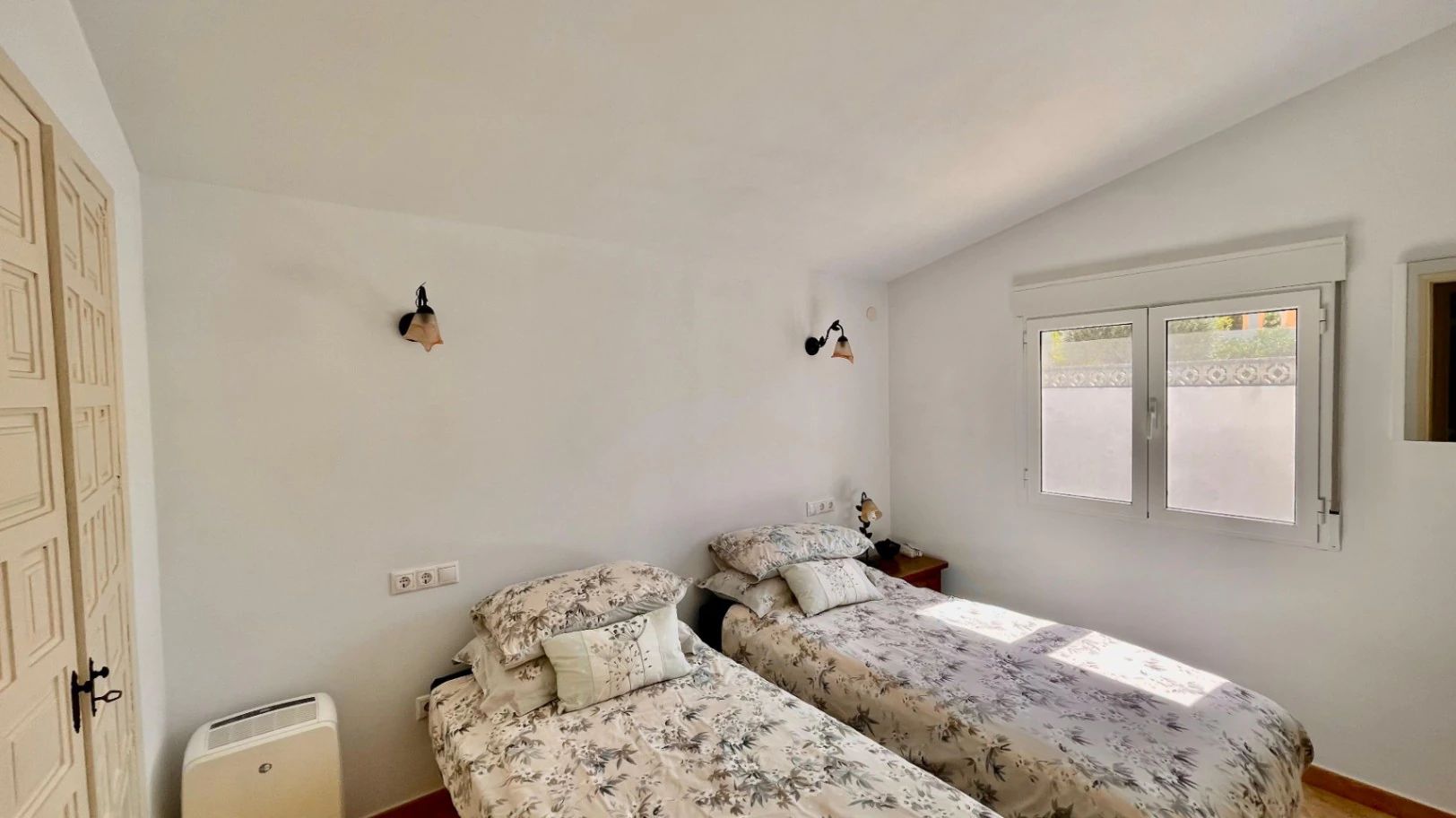 Villa for sale in Orba: Panoramic views, separate guest apartment