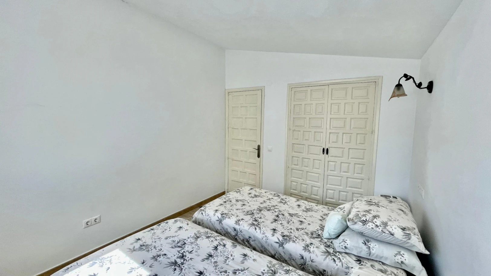 Villa for sale in Orba: Panoramic views, separate guest apartment