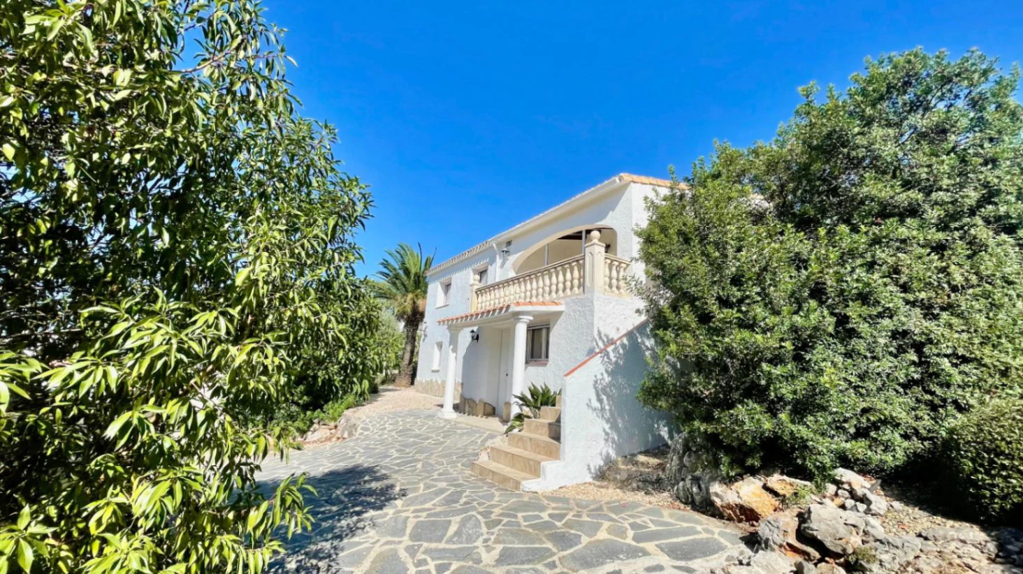Villa for sale in Orba: Panoramic views, separate guest apartment