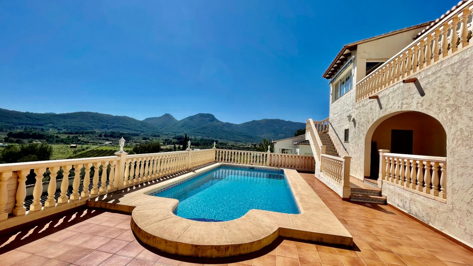 Villa en venta en Jalón: moderna, con fácil acceso y unas vistas impresionantes