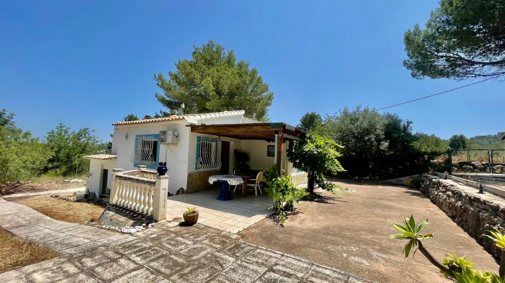 Country house for sale in Parcent: large plot, tranquil escape