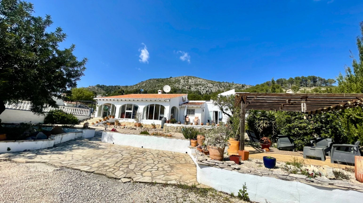 Villa for sale in Alcalali: One level, south-facing, generous plot