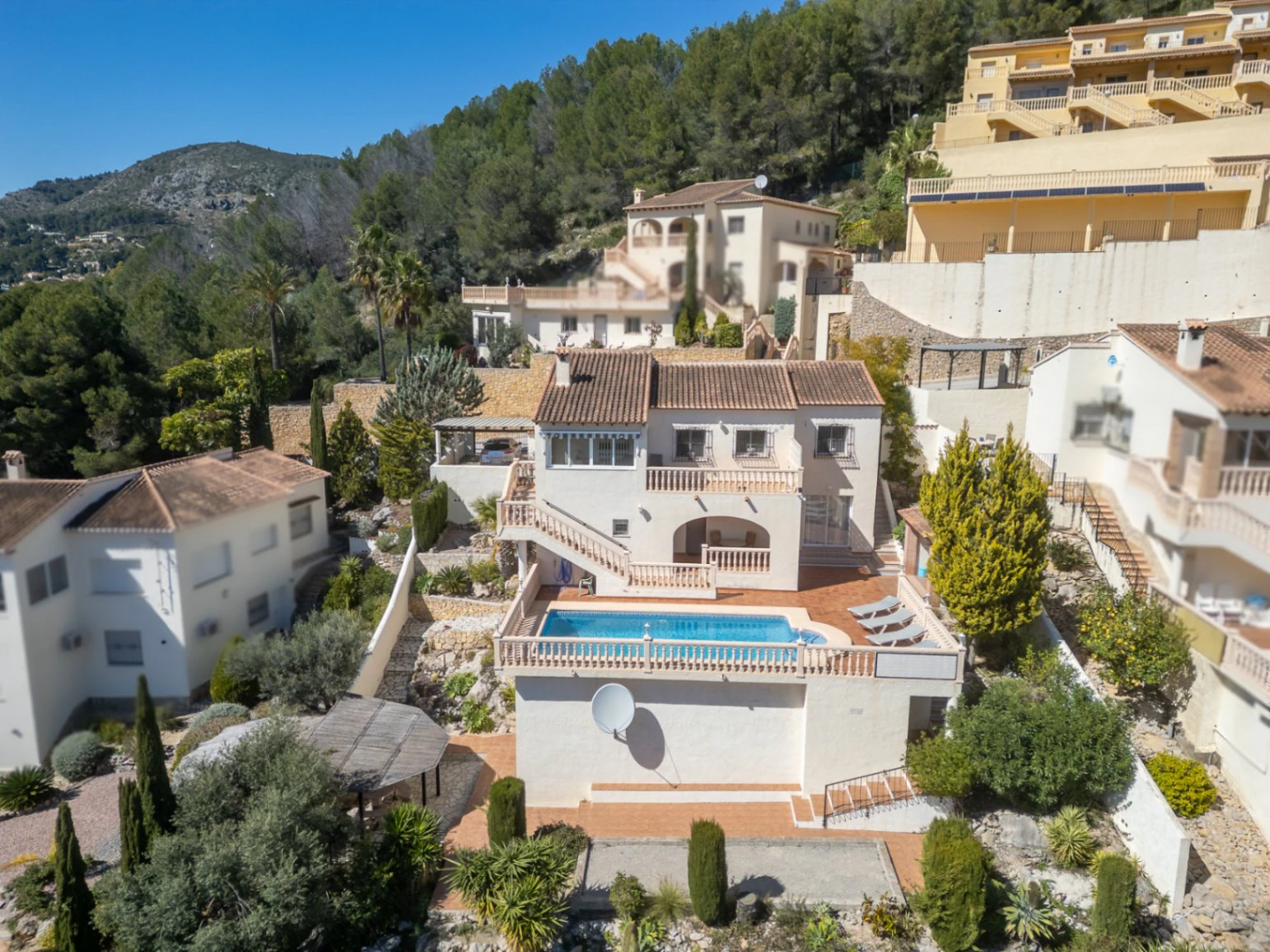 Villa en venta en Jalón: moderna, con fácil acceso y unas vistas impresionantes