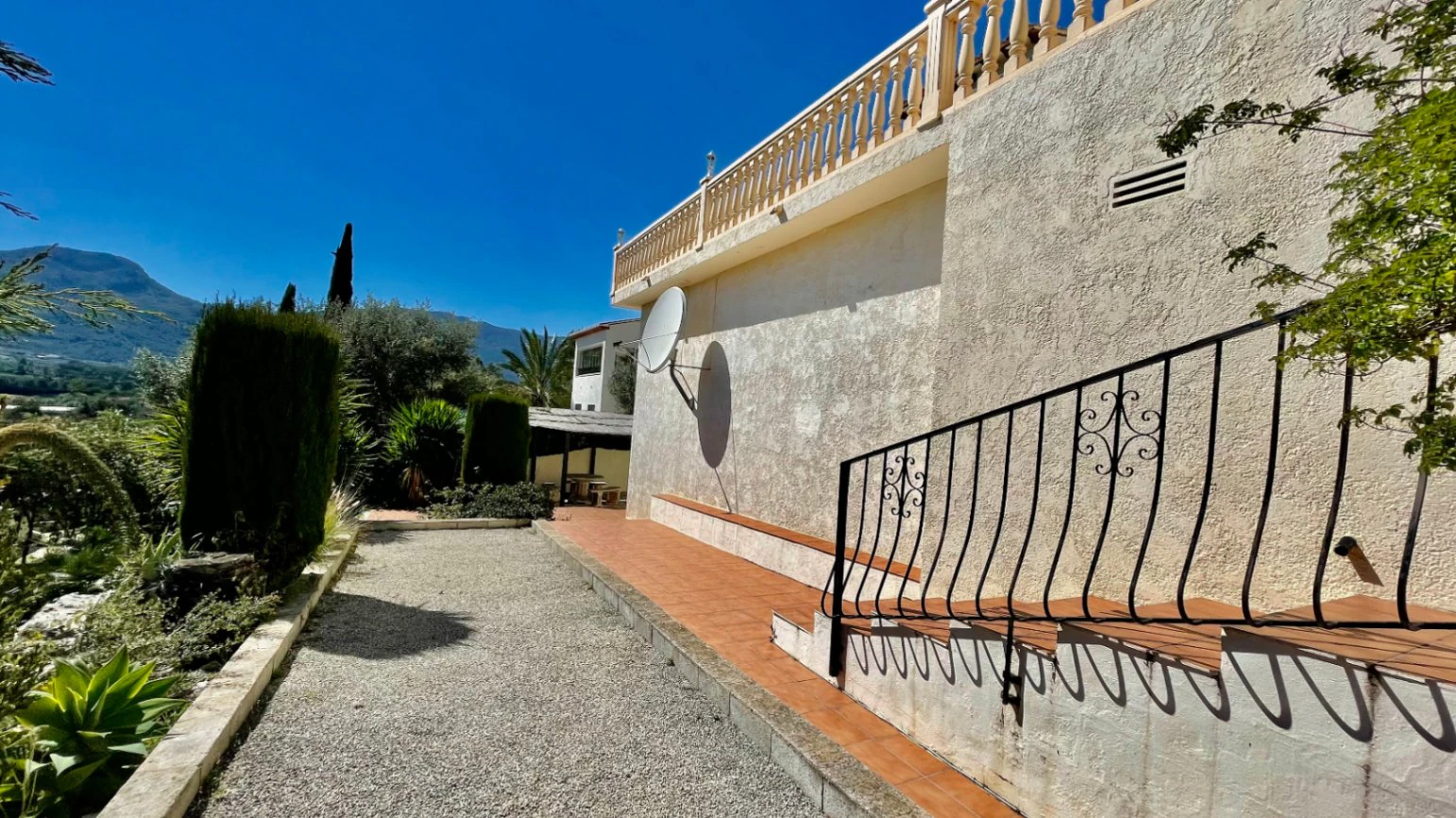 Villa en venta en Jalón: moderna, con fácil acceso y unas vistas impresionantes