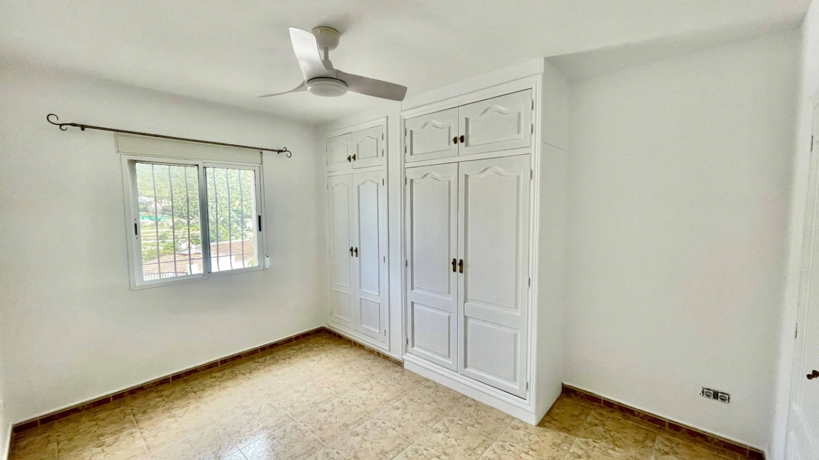 Villa for sale in Alcalali - Corner plot, mountain views