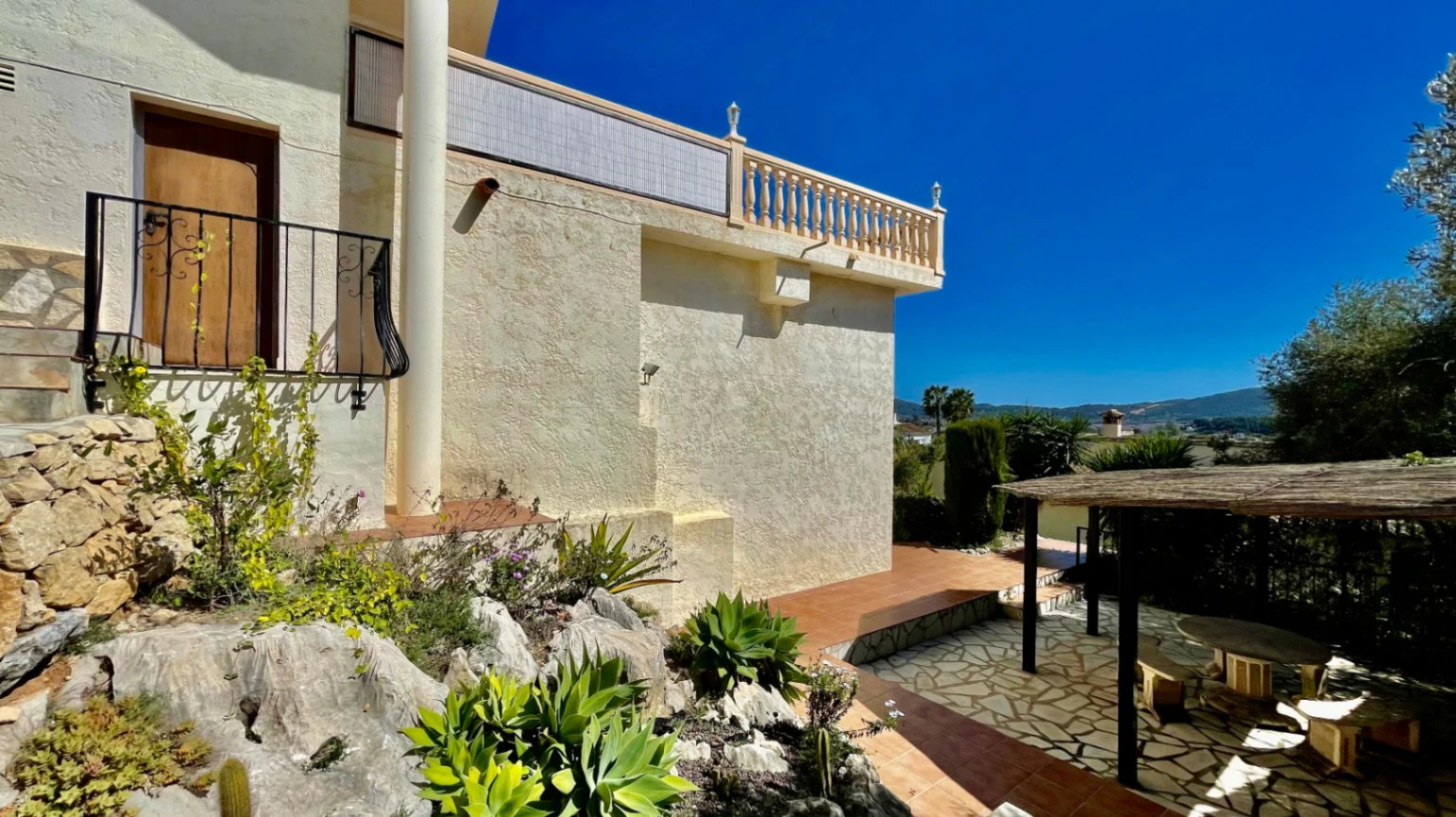 Villa en venta en Jalón: moderna, con fácil acceso y unas vistas impresionantes
