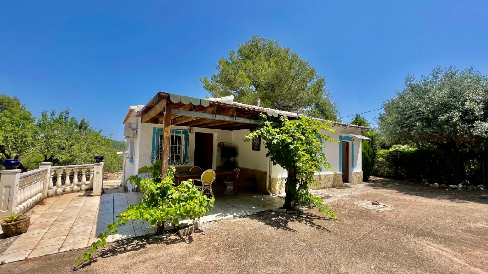 Country house for sale in Parcent: large plot, tranquil escape