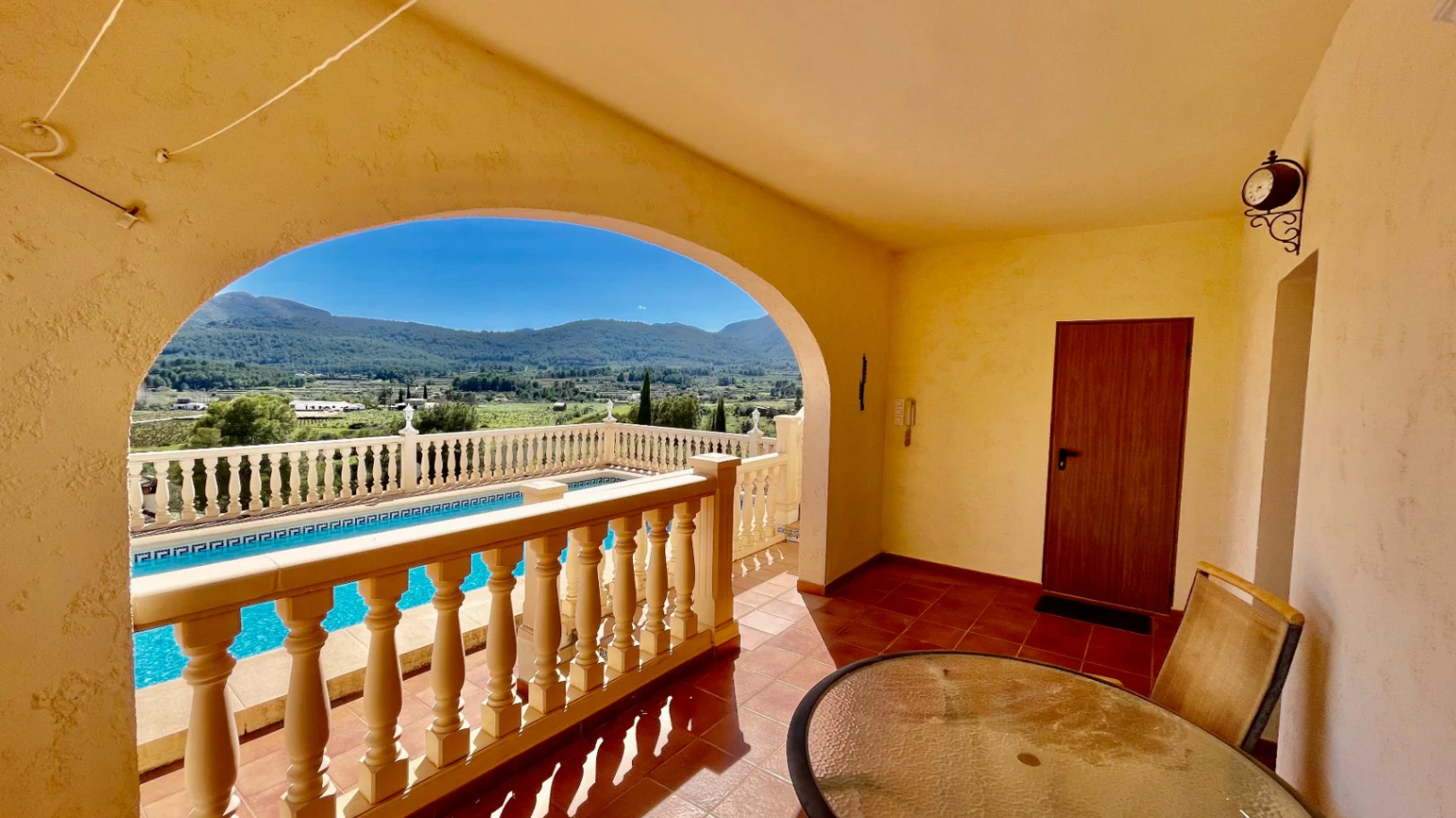 Villa en venta en Jalón: moderna, con fácil acceso y unas vistas impresionantes
