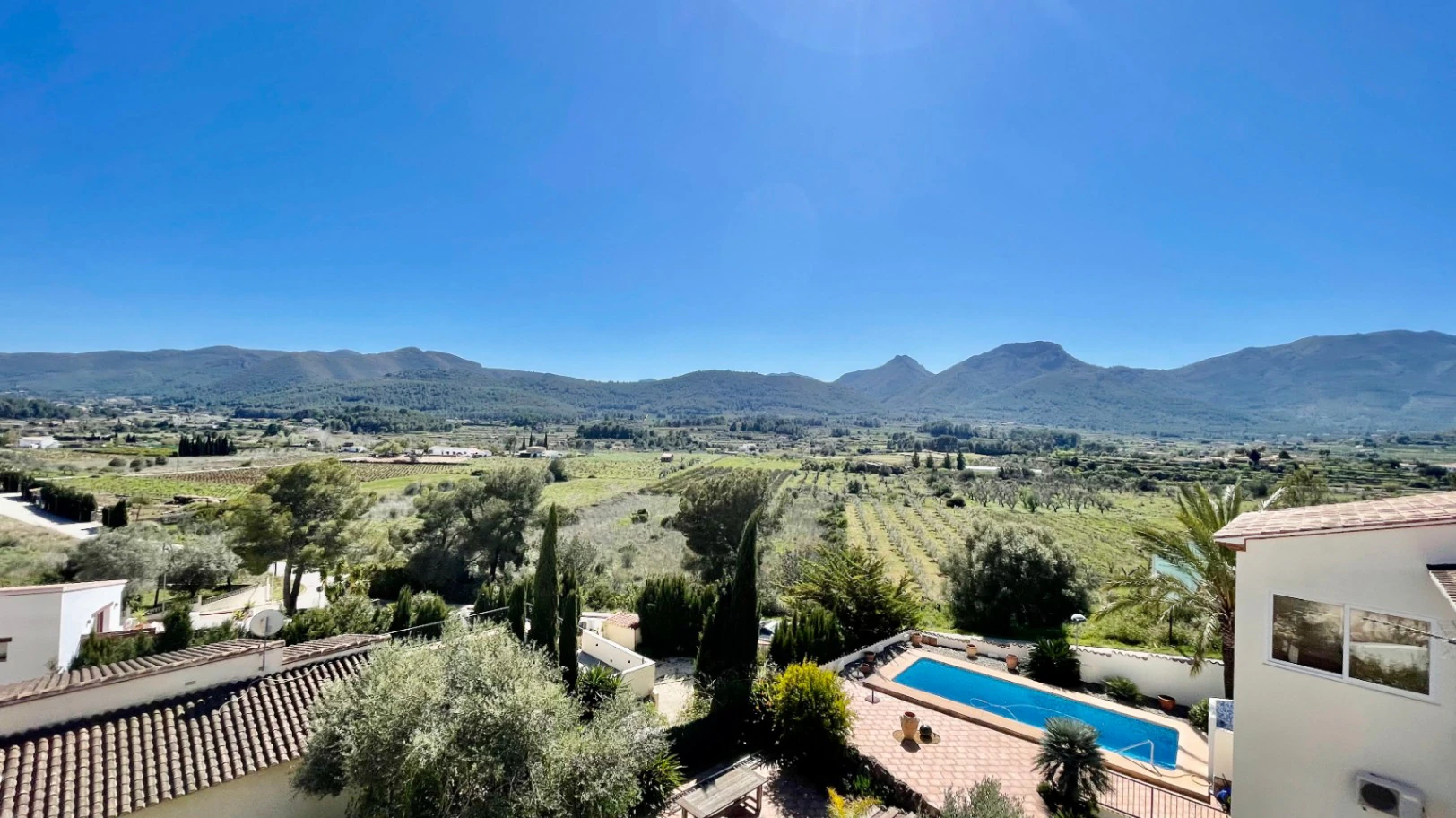 Villa en venta en Jalón: moderna, con fácil acceso y unas vistas impresionantes