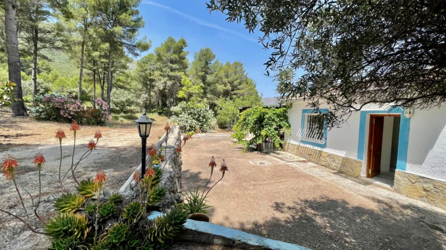 Country house for sale in Parcent: large plot, tranquil escape