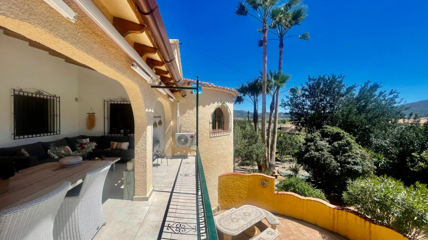 Villa for sale in Jalon: Spacious flat plot, quiet location
