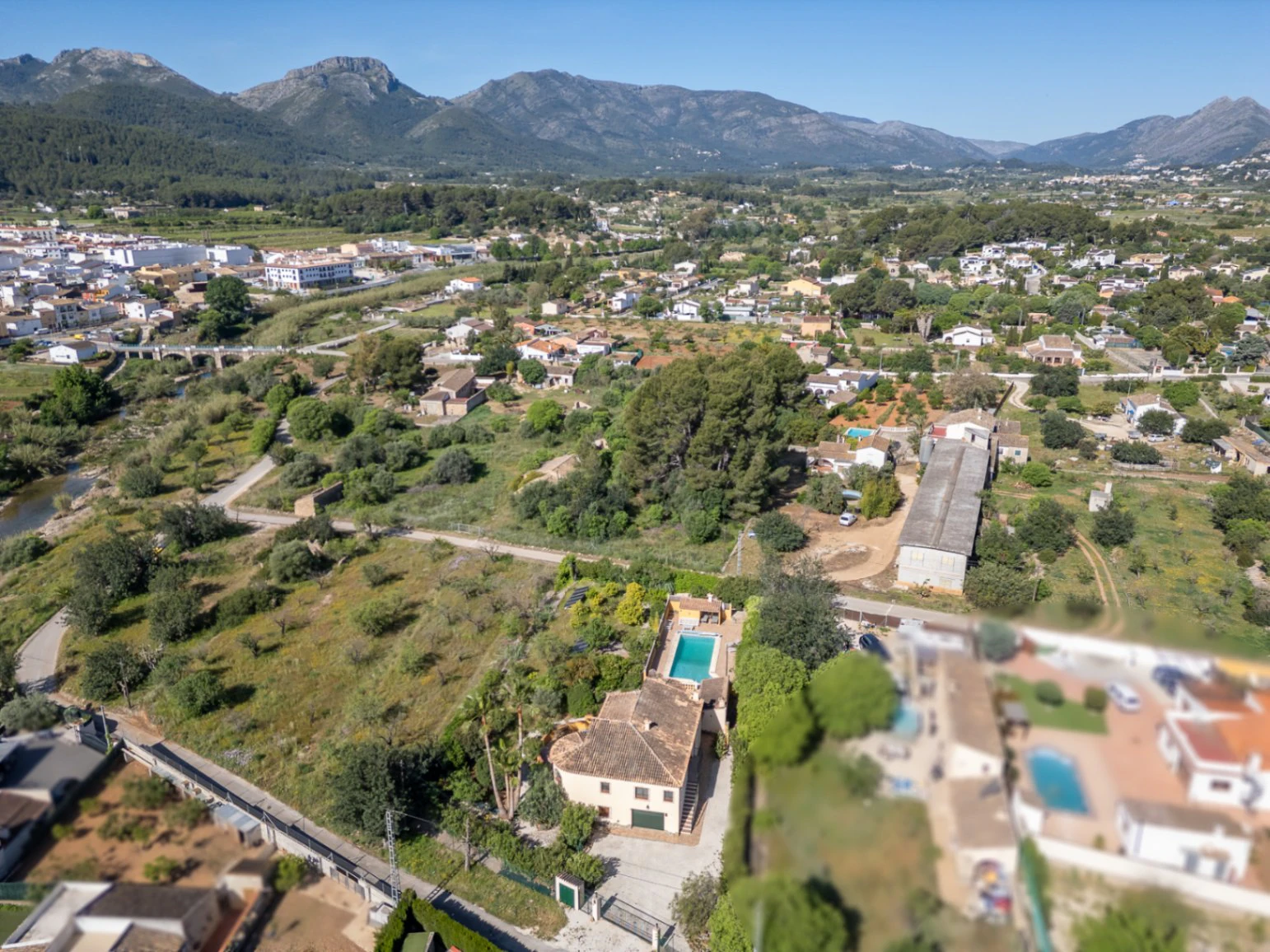 Villa for sale in Jalon: Spacious flat plot, quiet location