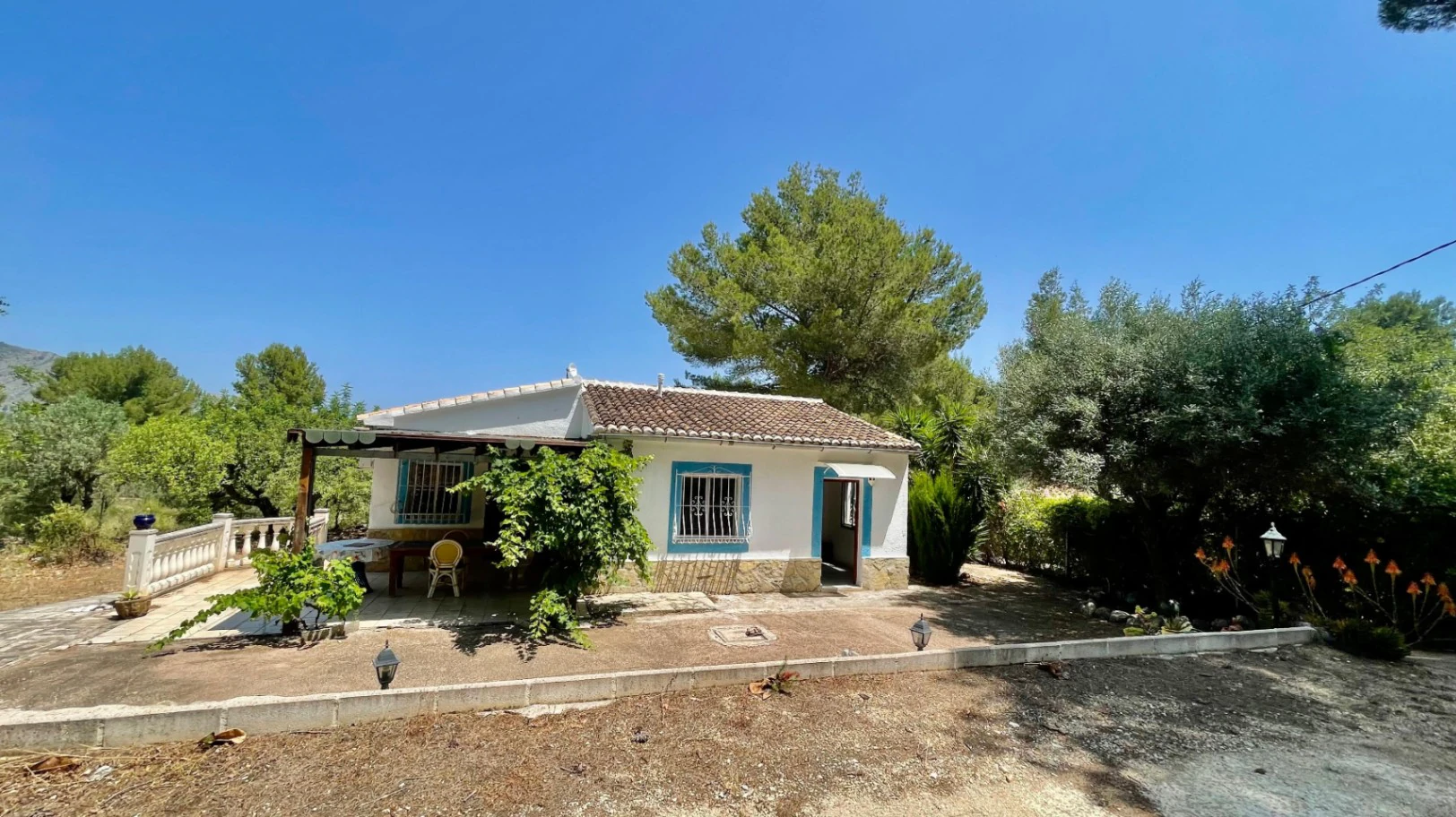 Country house for sale in Parcent: large plot, tranquil escape