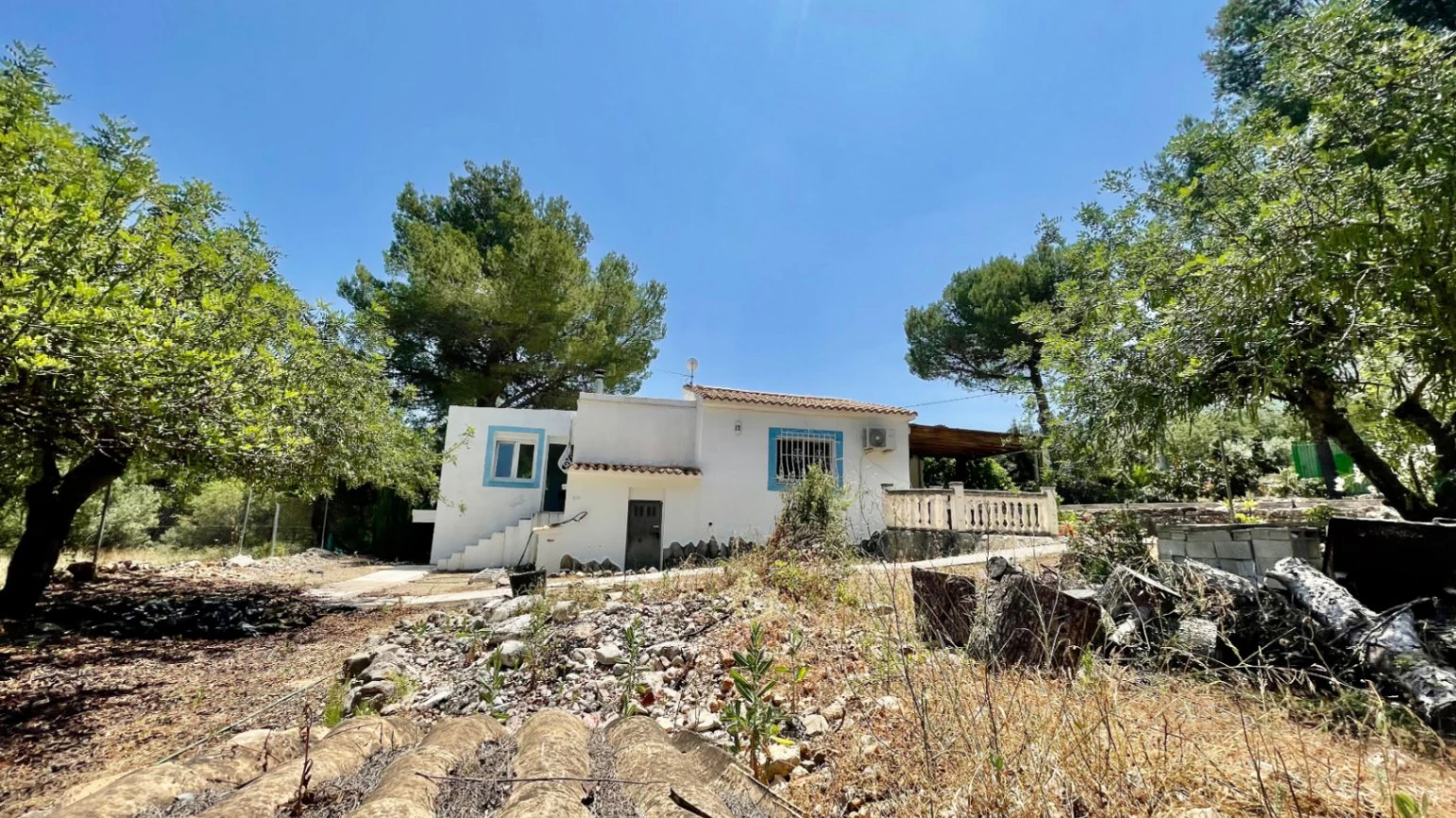 Country house for sale in Parcent: large plot, tranquil escape