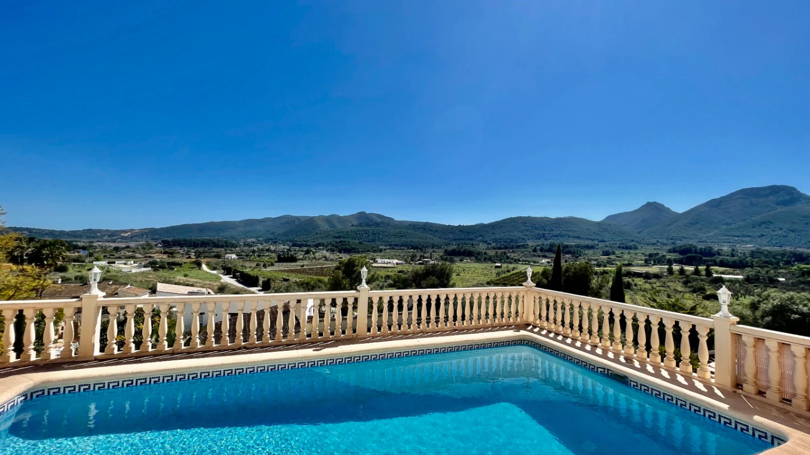 Villa en venta en Jalón: moderna, con fácil acceso y unas vistas impresionantes
