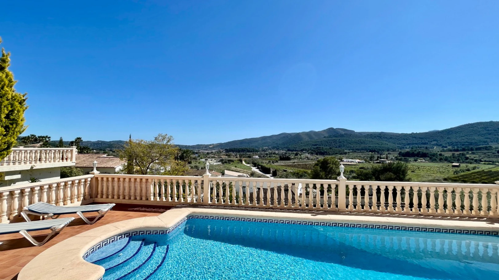 Villa en venta en Jalón: moderna, con fácil acceso y unas vistas impresionantes