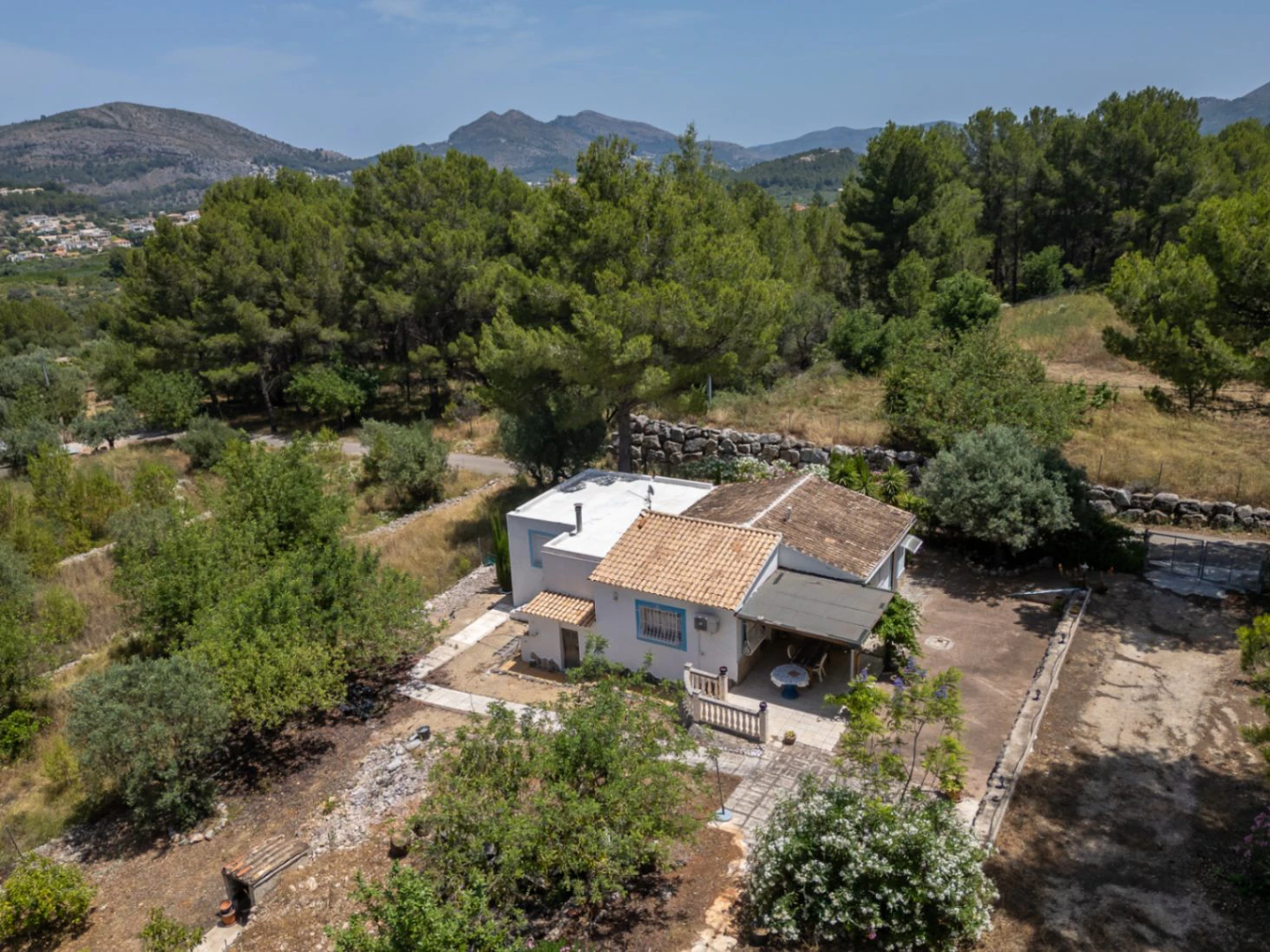 Country house for sale in Parcent: large plot, tranquil escape