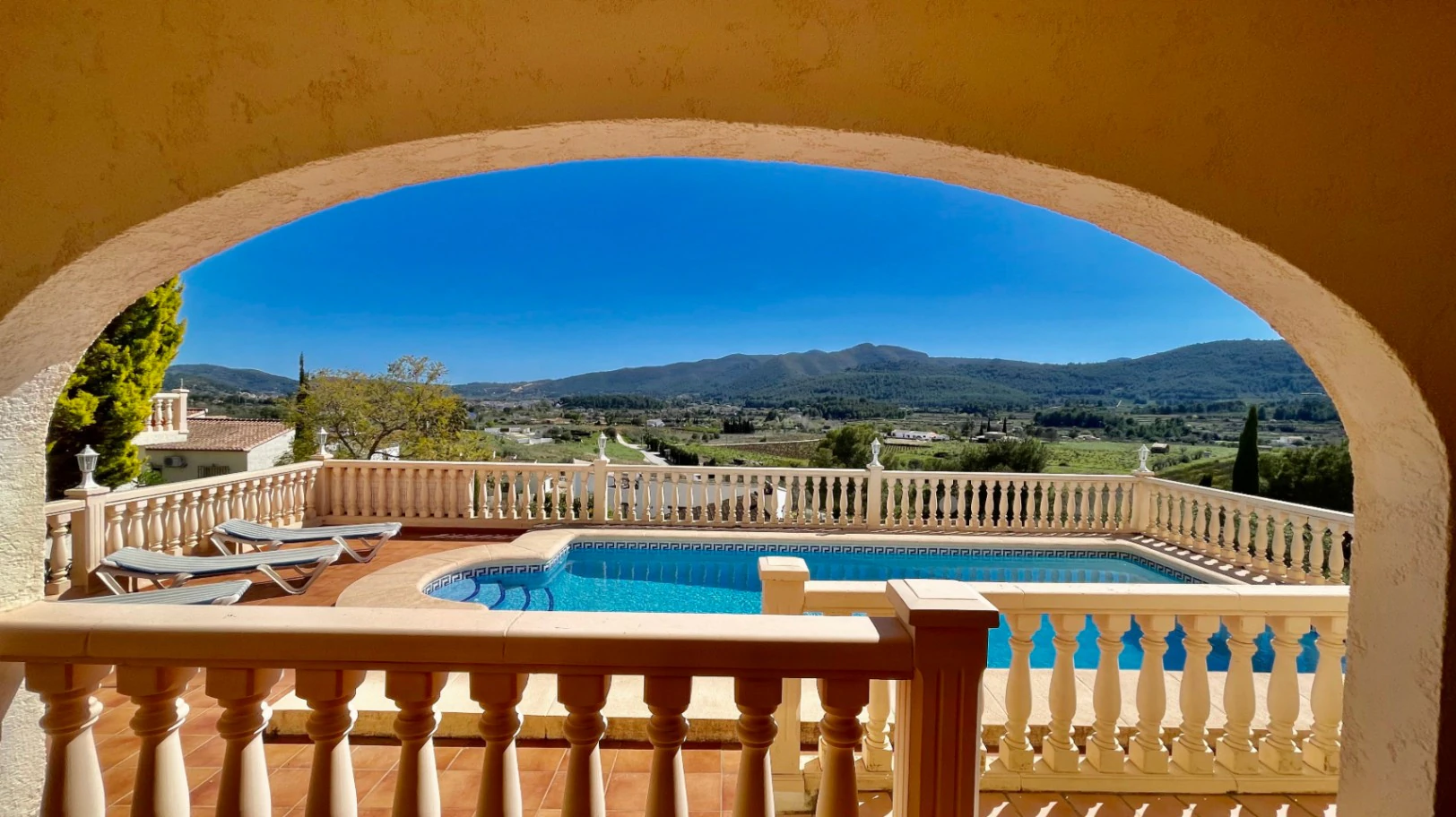 Villa en venta en Jalón: moderna, con fácil acceso y unas vistas impresionantes