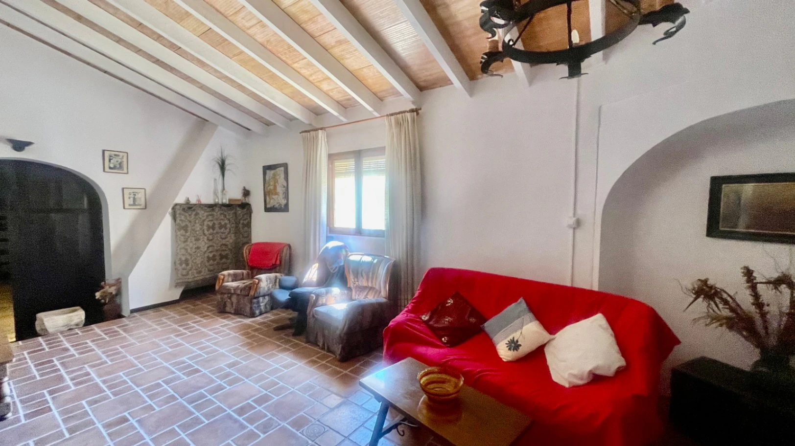 Traditional country home for sale in Llosa: Unique and charming