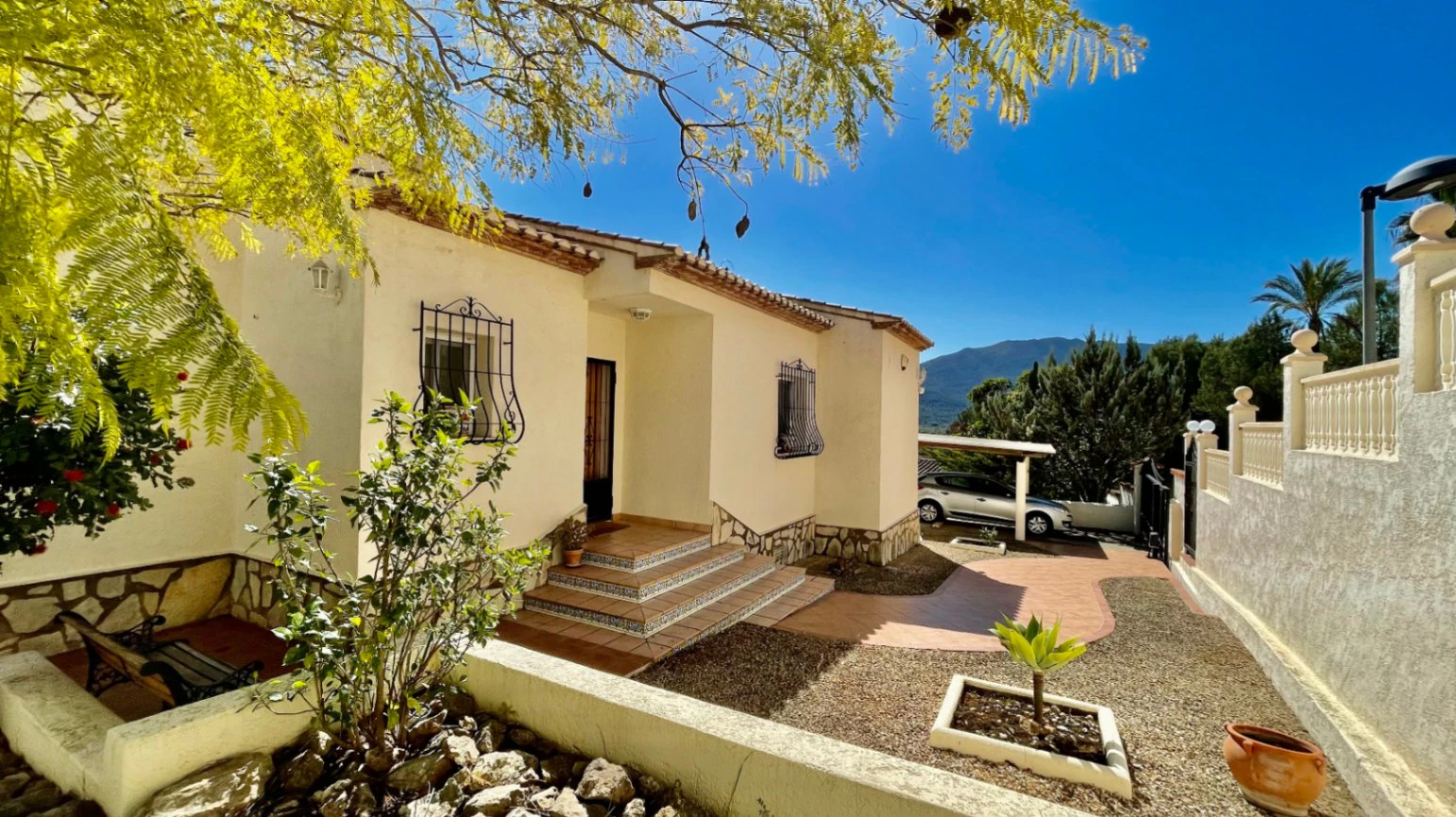 Villa en venta en Jalón: moderna, con fácil acceso y unas vistas impresionantes