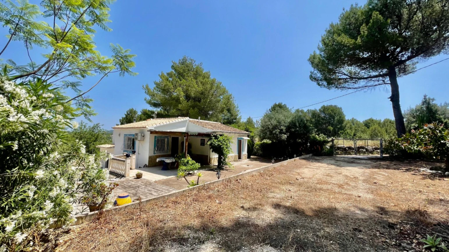 Country house for sale in Parcent: large plot, tranquil escape