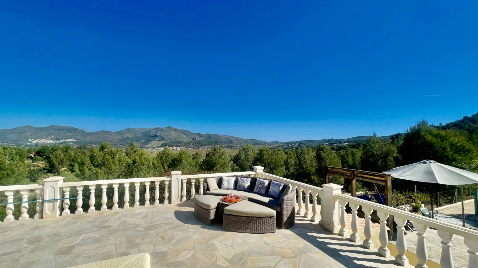 Villa for sale in Lliber:  Spectacular views, large plot