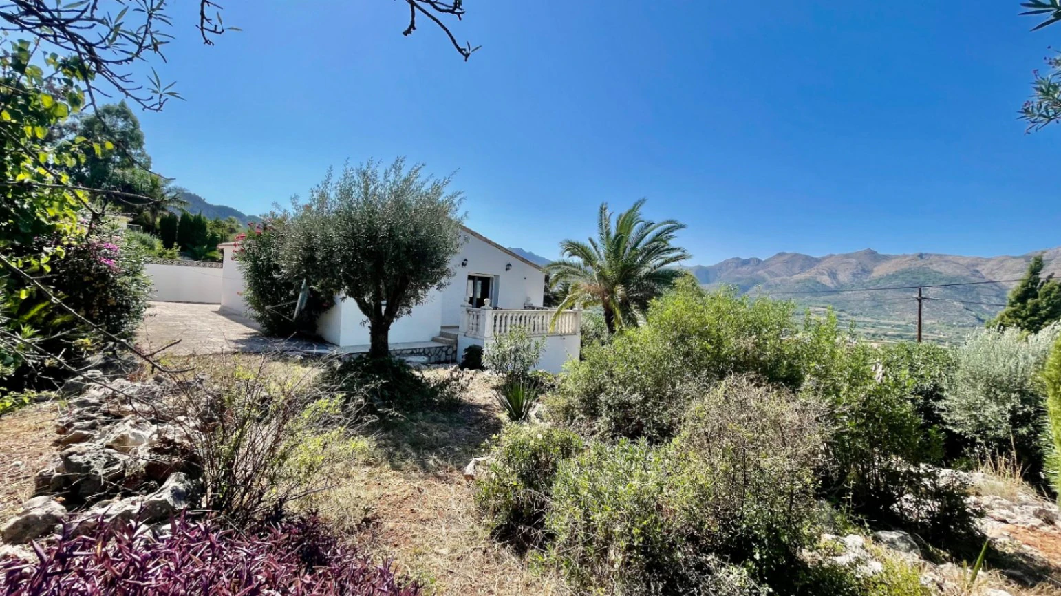 Villa for sale in Orba: Panoramic views, separate guest apartment