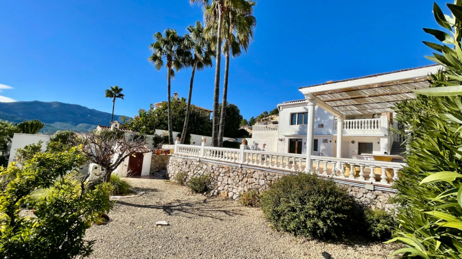 Villa for sale in Jalon: Frontline with spectacular south-facing views