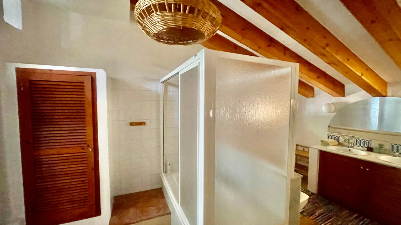 Traditional country home for sale in Llosa: Unique and charming