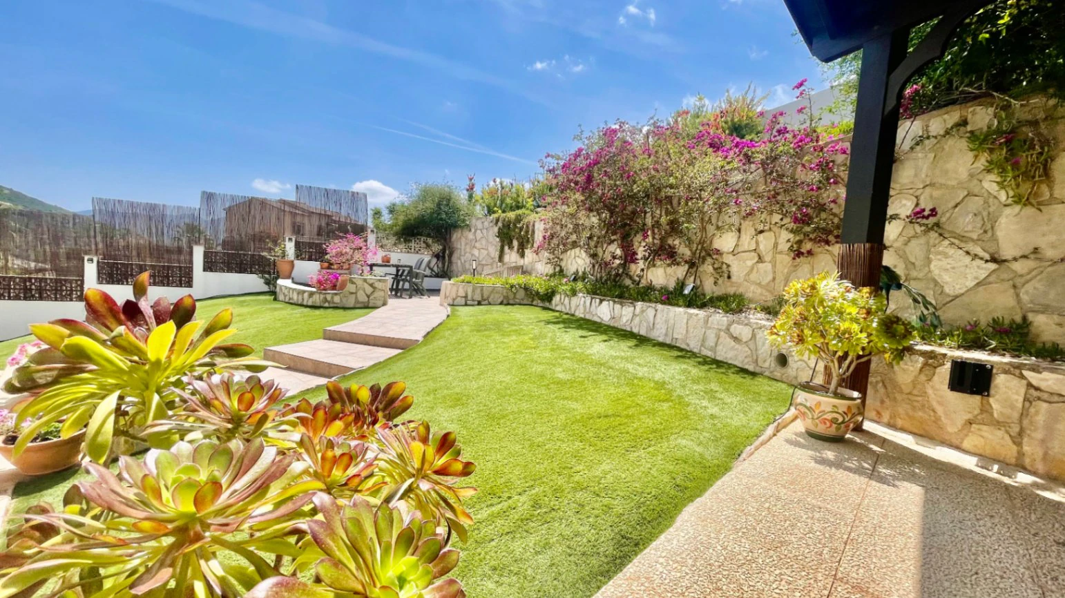 Villa for sale in Alcalali: Spacious corner plot