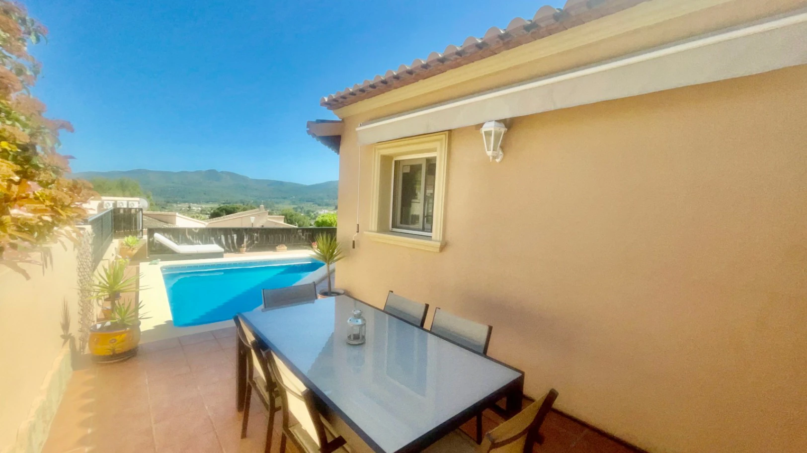 Villa for sale in Alcalali: Modern, immaculate, spacious corner plot