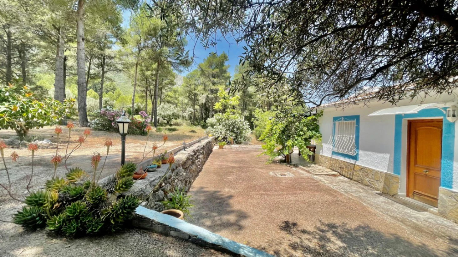 Country house for sale in Parcent: large plot, tranquil escape
