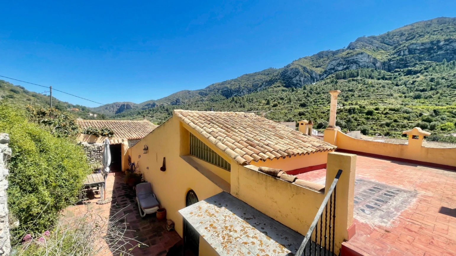 Traditional country home for sale in Llosa: Unique and charming