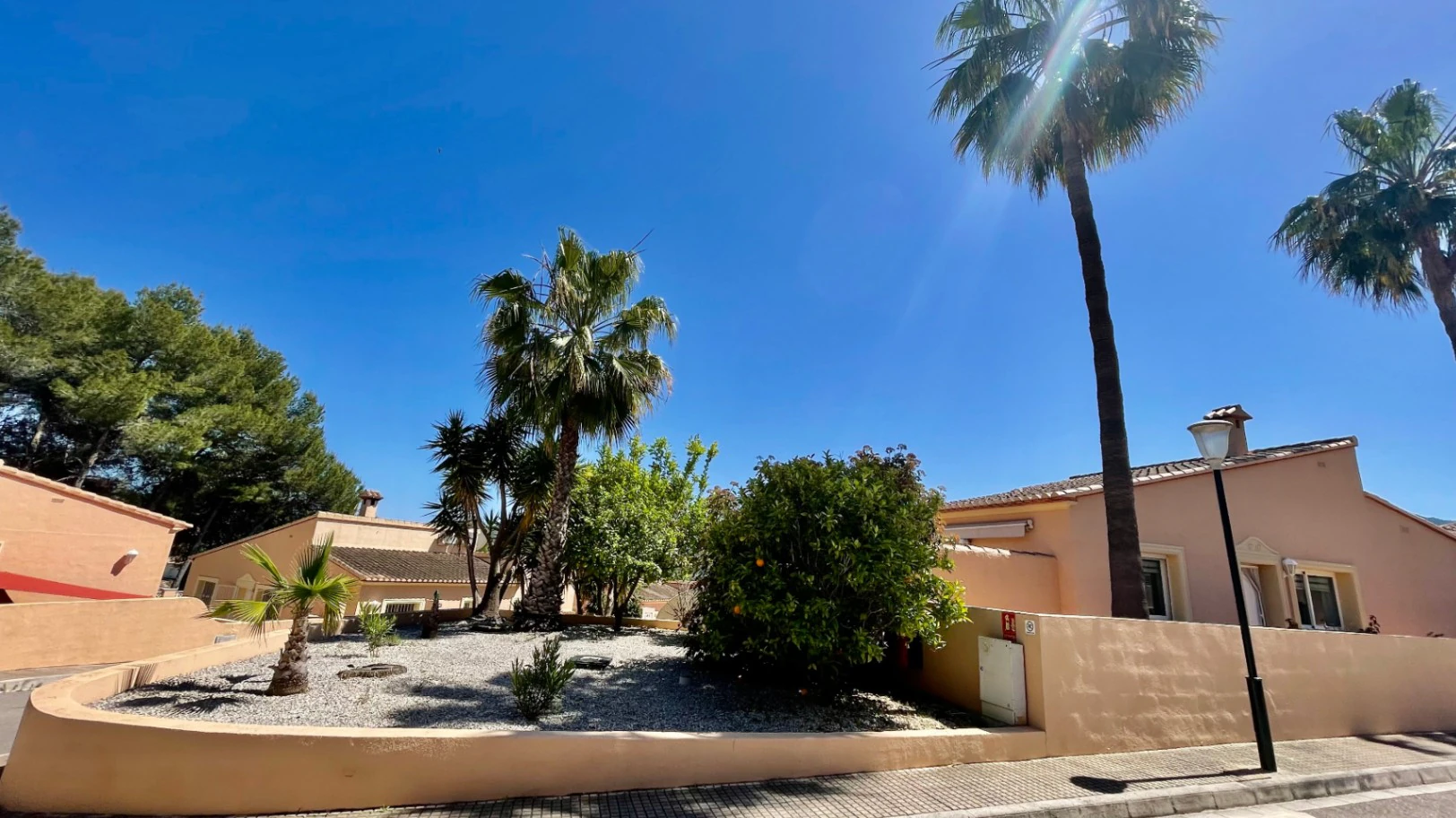 Villa for sale in Alcalali: Modern, immaculate, spacious corner plot