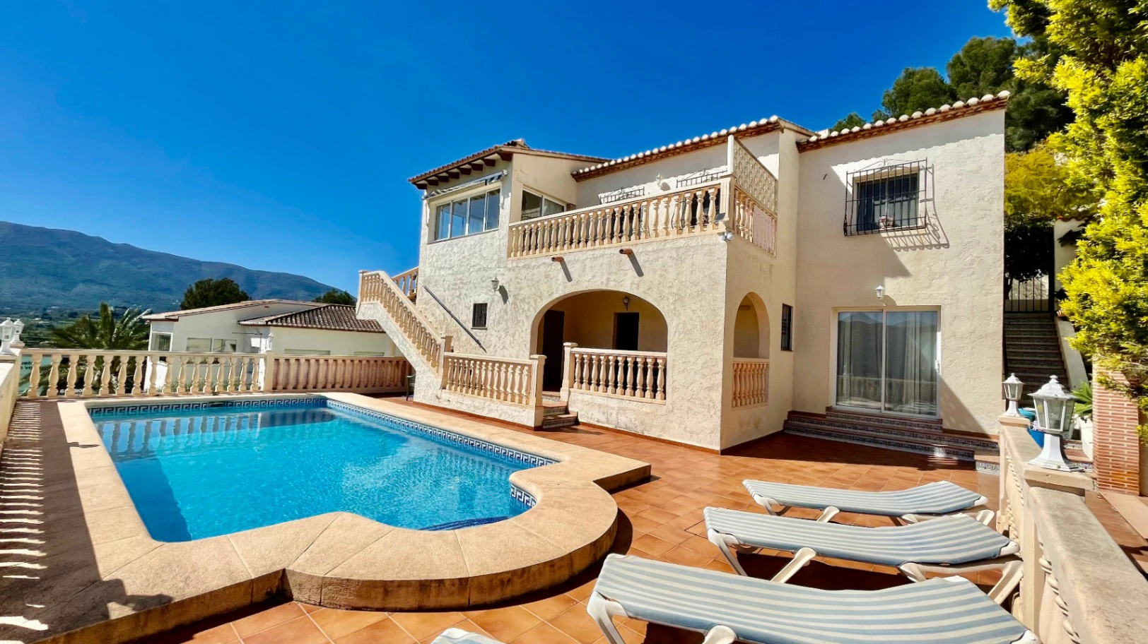 Villa en venta en Jalón: moderna, con fácil acceso y unas vistas impresionantes