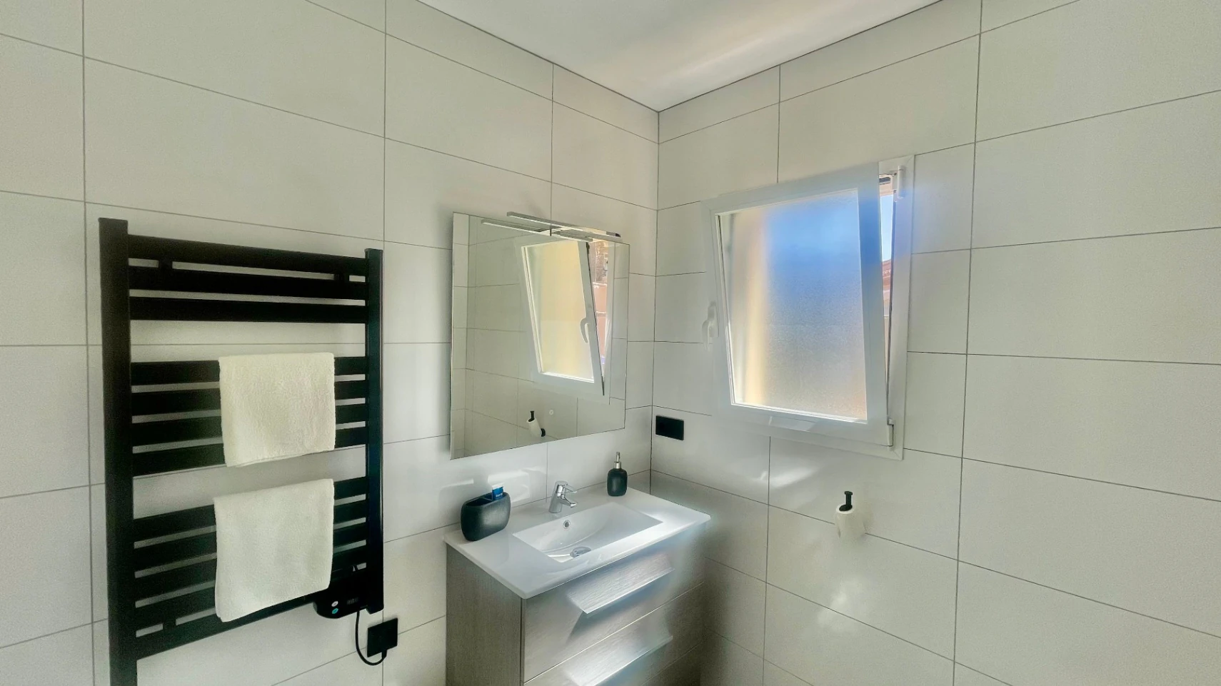 Villa for sale in Alcalali: Modern, immaculate, spacious corner plot